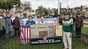 Activistas y veteranos de guerra unidos a Edward Morín (der.) se oponen a que cambien el monumento. (Jacqueline García/La Opinión)
