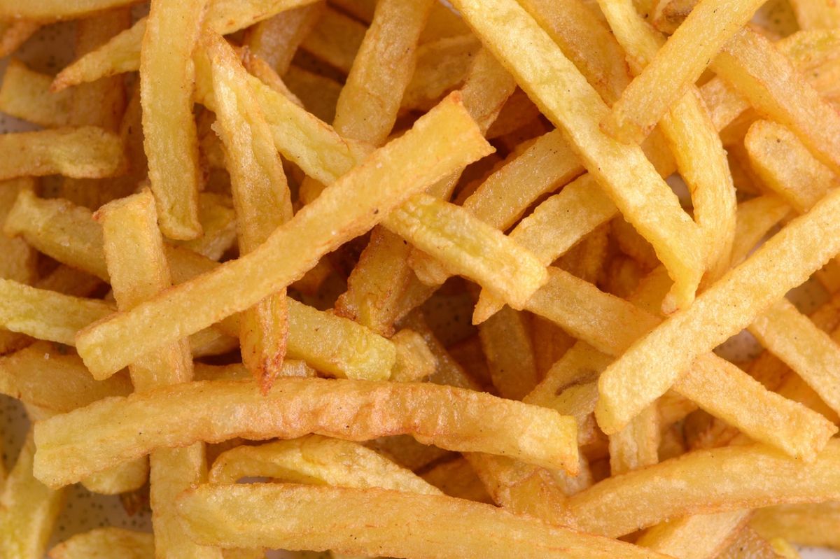 Las papas fritas tienen mucha grasa y sal que podría aumentar el riesgo de enfermedades cardiovasculares. 
