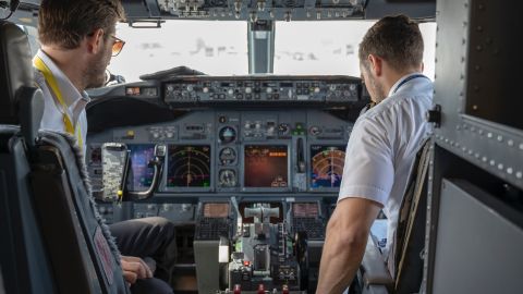 Pasajero de American Airlines ingresó a la cabina de pilotos y dañó los controles de vuelo de un avión con destino a Miami