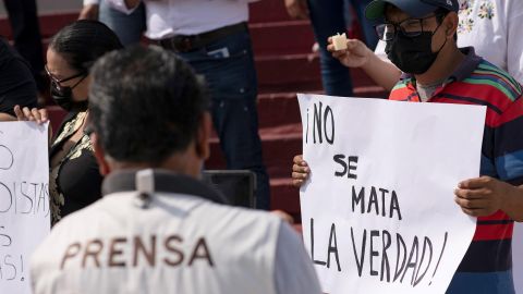 Este martes decenas de comunicadores salieron a las calles a protestar por el asesinato de sus colegas.