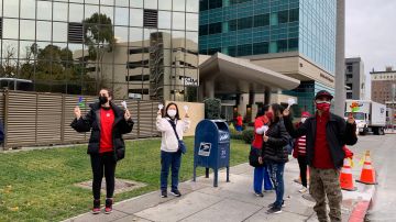 Enfermeras registradas protestan contra la medida de obligarlas a trabajar siendo positivas al covid-19. (Araceli Martínez/La Opinión)
