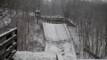 Puente colapsa en Pittsburgh, dejando varios conductores atrapados bajo condiciones heladas
