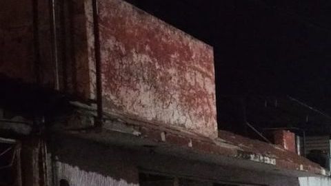 Policía custodia casa donde tres hombres fueron quemados vivos.