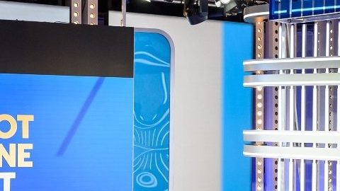 VIDEO: Hombre se hace pasar como analista de derechos humanos y lanza mentadas de madre durante programa en vivo