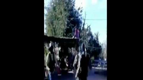 Sicarios bailan para festejar victoria en enfrentamiento.