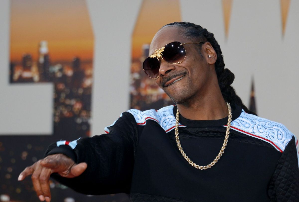 Snoop Dogg ha cocinado en la TV, lanzado su propio ginebra, un libro de cocina, y ahora planearía vender hot dogs. 