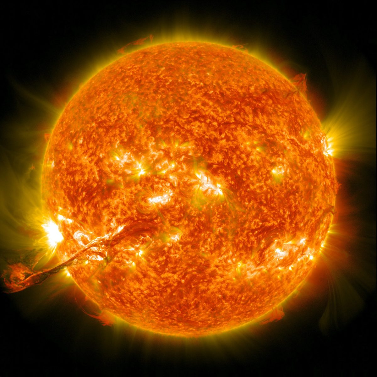 La radiación liberada durante una llamarada solar viaja por el sistema solar a la velocidad de la luz