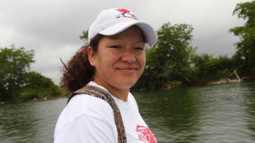 Elvira Arellano en el río Usumacinta, frontera entre México y Guatemala
