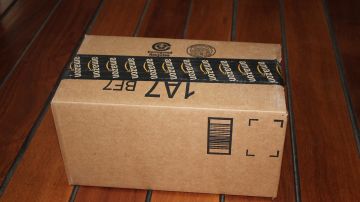Tres hispanos arrestados por robar miles de paquetes de Amazon no entregados