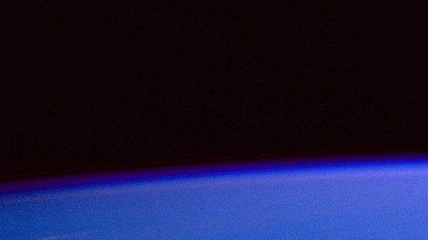 VIDEO Momento en que volcán en Tonga entra erupción visto desde el espacio, junto con el tsunami provocado