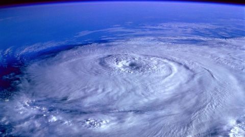 VIDEO Momento en que volcán en Tonga entra erupción visto desde el espacio, junto con el tsunami provocado