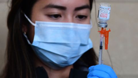 Vacuna contra Covid de Moderna recibe autorización total para su uso por parte de la FDA