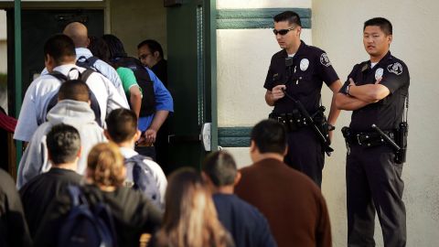 Video muestra a estudiantes no vacunados de escuela de LA separados del resto de sus compañeros con cuerdas