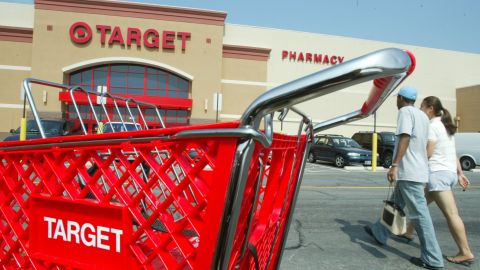 Video muestra a ladrón serial robando una TV de 70 pulgadas de un Target, su robo número 22 en esa tienda en tres meses
