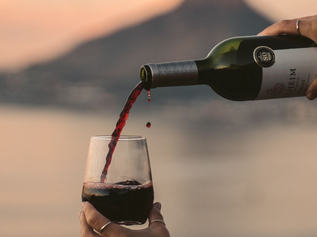 Una botella de vino tinto o blanco puede durar aproximadamente entre dos y cinco días.