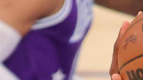 El alero Lebron James anotó 43 puntos y no tuvo pérdidas con lo que empató otro récord de Michael Jordan.