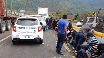 Migrantes tras el accidente en Veracruz.