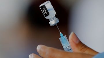 BioNTech y Pfizer inician ensayos clínicos de vacuna contra variante Ómicron