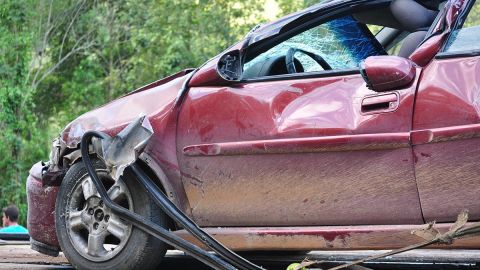 Después de robar un coche lo chocó contra una casa