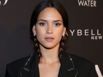 Durante sus vacaciones Adria Arjona presume su figura en microbikini