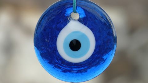 El ojo turco o Nazar es uno de los amuletos protectores del zodiaco.