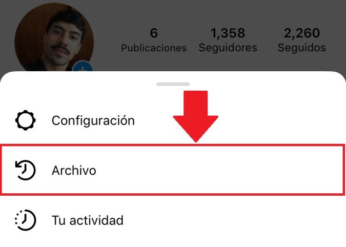 Captura de pantalla de Instagram señalando la opción de archivo.