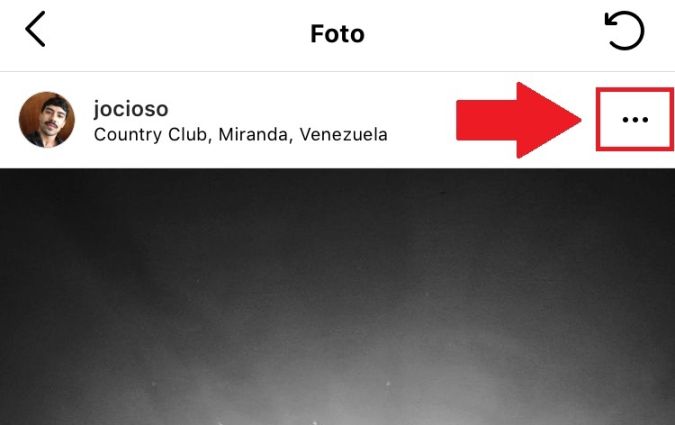 Captura de pantalla de una publicación de Instagram mostrando el botón de configuración para desarchivarla.