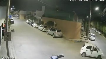Sistema de videovigilancia capta homicidio de un hombre en calles de México.
