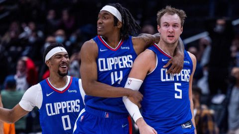 Terance Mann (c) y Luke Kennard (d) celebran la sorprendente victoria de los LA Clippers.