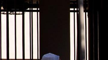 Los Angeles (United States), 03/01/2022.- Hundreds of people wait in line to get tested for Covid-19 at the Lincoln Park testing site in Los Angeles, California, USA, 03 January 2022. According to latest reports Los Angeles County is facing its highest rate of coronavirus transmission since the early stages of the pandemic. Over the last week, more than one in five of those tested were positive, and 45000 new cases were detected over the weekend. (Estados Unidos) EFE/EPA/ETIENNE LAURENT