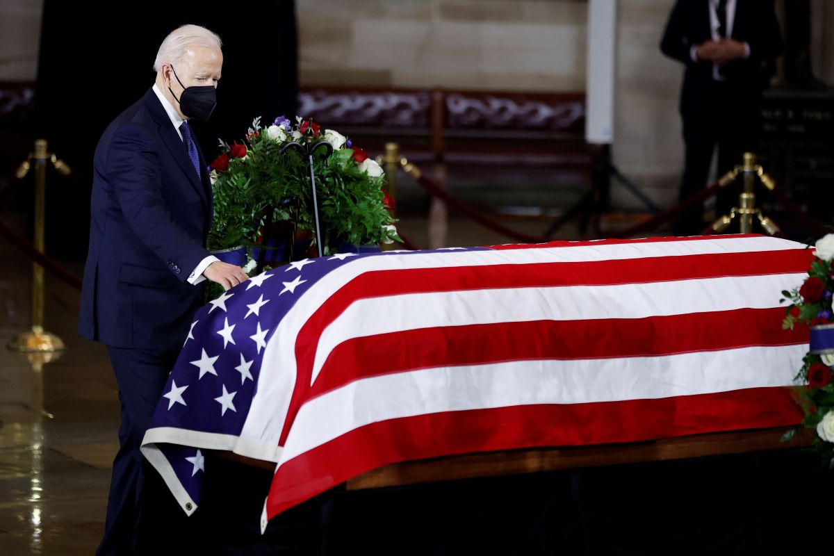 Joe Biden presenta sus respetos ante el ataúd del difunto senador Harry Reid en la Rotonda del Capitolio.