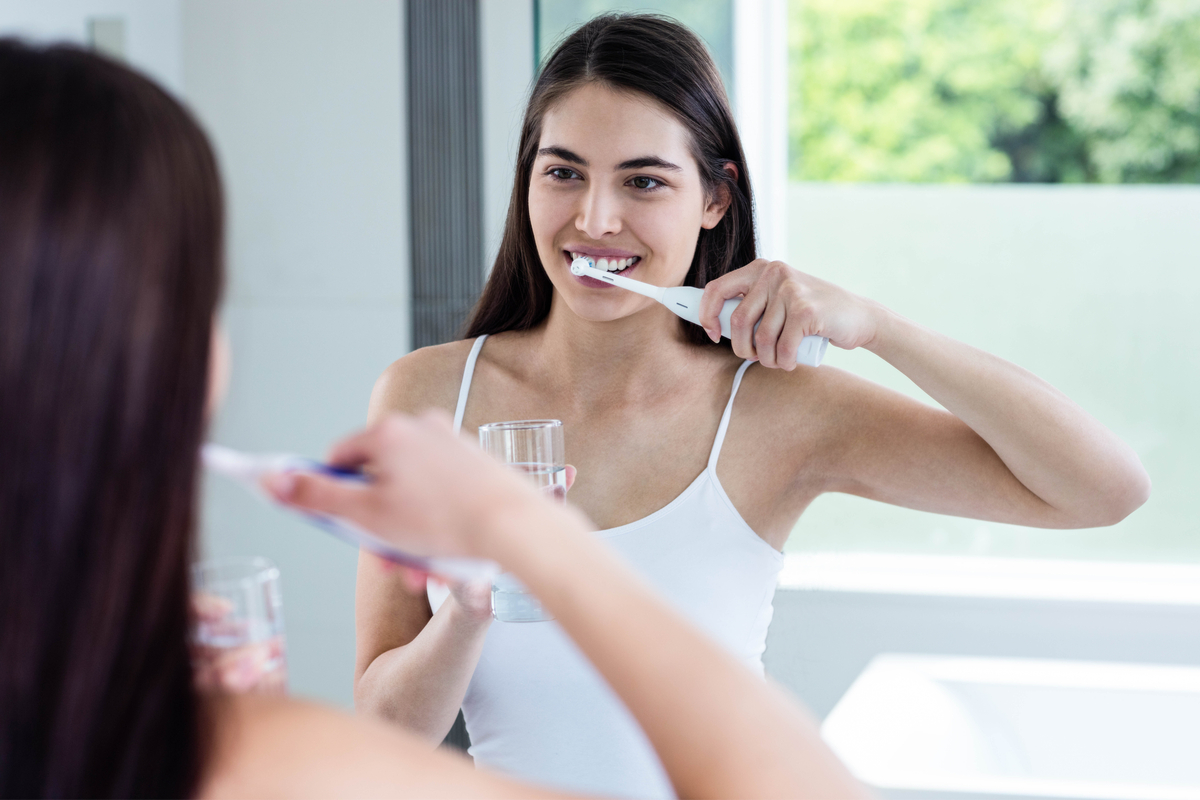 Blanquear los dientes en casa es sencillo con algunos productos 