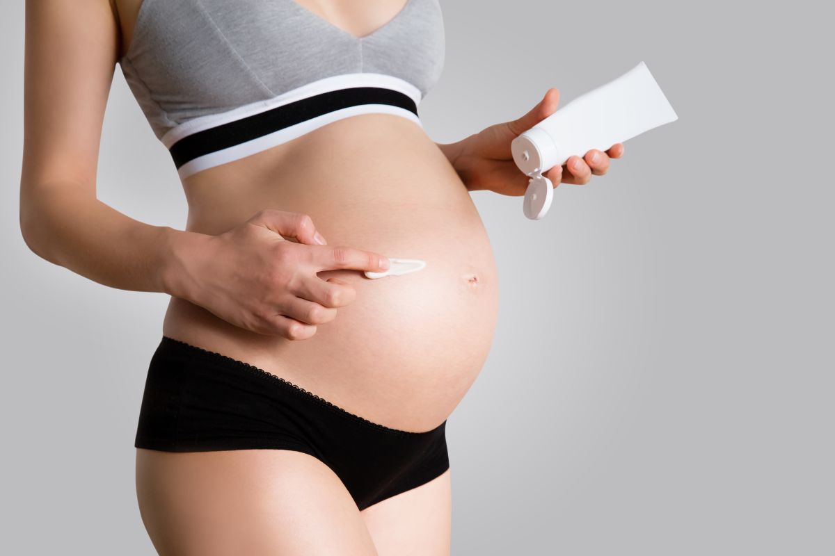 Las estrías suelen aparecer durante el embarazo debido al estiramiento de la piel 
