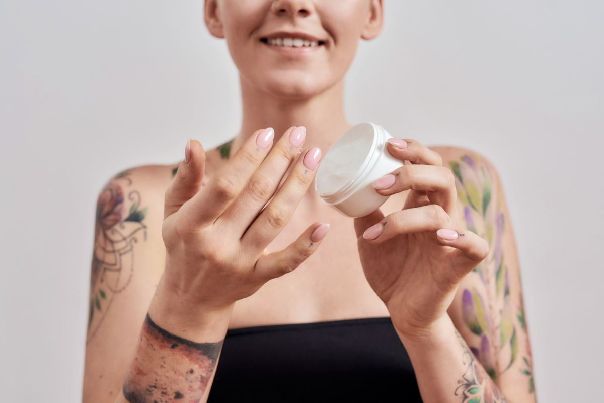 Las cremas hidratantes pueden ayudar a cicatrizar y proteger los tatuajes 