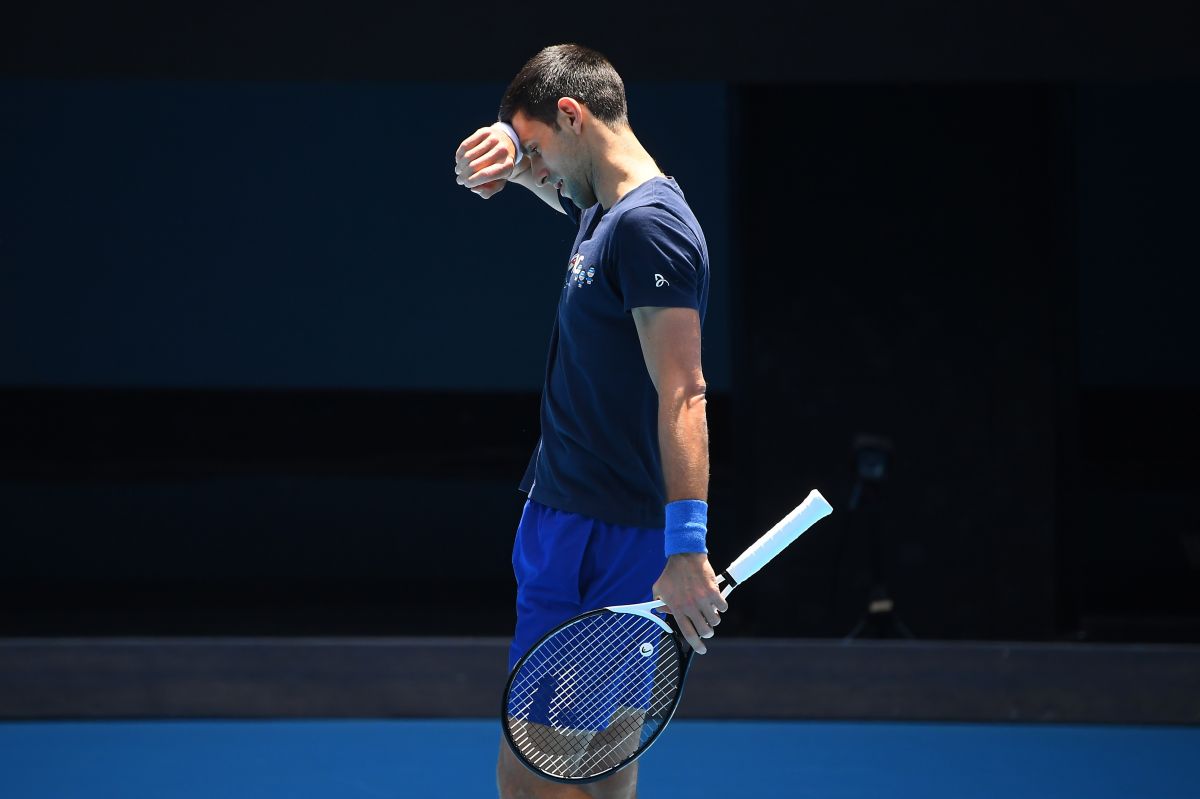 Novak Djokovic no podrá participar en el Roland Garros si no tiene las dosis completas de vacunación.
