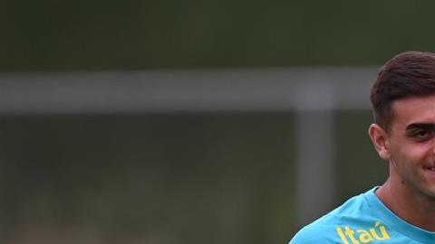 Tite saludó a sus dirigidos durante el entrenamiento.