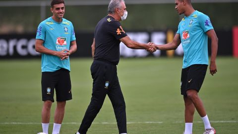 Tite saludó a sus dirigidos durante el entrenamiento.