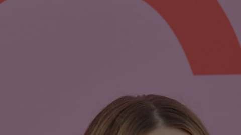 Elizabeth Olsen dice que no es como sus hermanas Mary-Kate y Ashley.