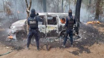 Narcos incendiaron vehículos durante enfrentamiento en el estado mexicano de Michoacán.