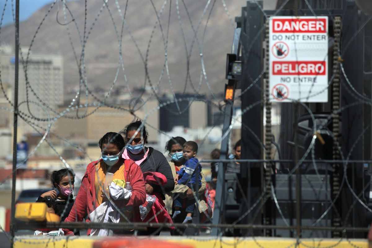 El cruce de cientos de  migrantes refleja la crisis migratoria entre México y Estados Unidos.