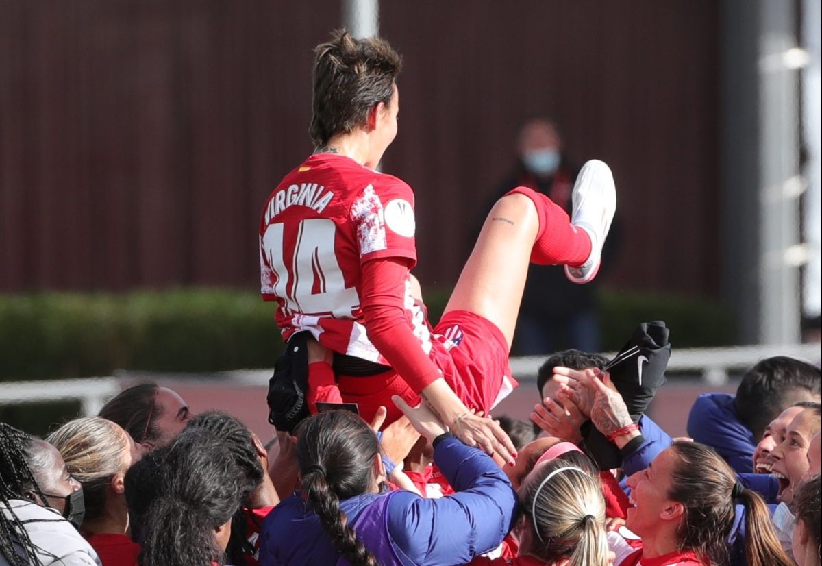 Virginia Torrecilla es manteada por compañeras del Atlético de Madrid y jugadoras del FC Barcelona.