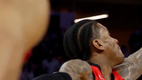 Stephen Curry anotó el tiro decisivo ante los Rockets.