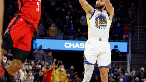 Stephen Curry anotó el tiro decisivo ante los Rockets.