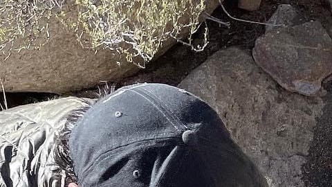 Uno de los voluntarios acomoda la ropa que dejan junto a los alimentos.. / fotos: cortesía Border Angels.