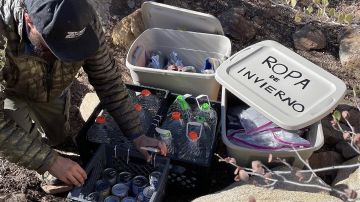 Uno de los voluntarios acomoda la ropa que dejan junto a los alimentos.. / fotos: cortesía Border Angels.