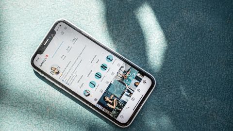 Foto de un teléfono mostrando la página de inicio de Instagram