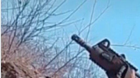 La Cholita, pistolera que retó al Mencho, apareció en esta fotografía donde presume sus armas.