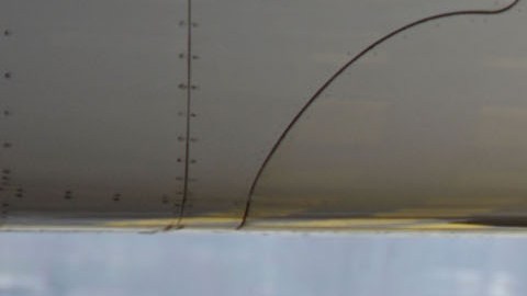 Hombre viaja de Sudáfrica a Países Bajos como polizón 11 hora sujetado a la rueda de un avión y vive para contarlo