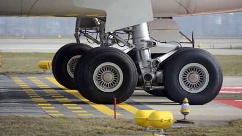 Hombre viaja de Sudáfrica a Países Bajos como polizón 11 hora sujetado a la rueda de un avión y vive para contarlo