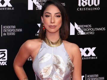En microbikini de hilos, María Chacón posa entre palmeras luciendo su